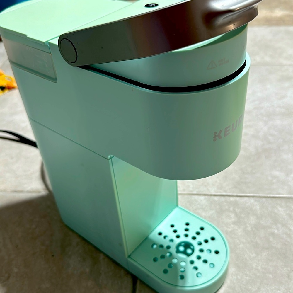 Keurig in great condition - color mint
